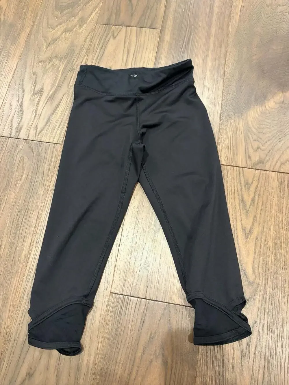 Old Navy Active Go-Dry Black Capri Leggings Girls Size S 6-7 Mesh Wrap Hem